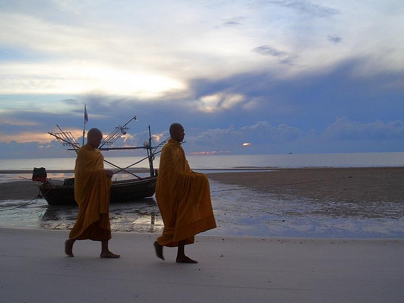 Buddhistische Mönche beim Almosengang