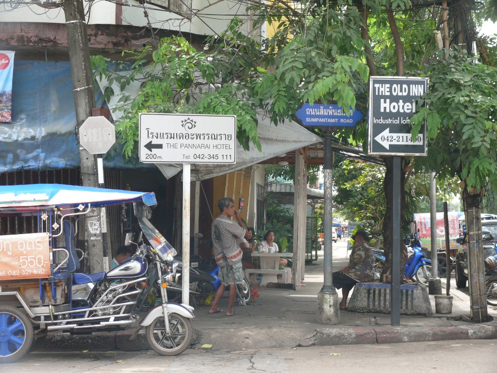 Sampathamit Road 1.JPG