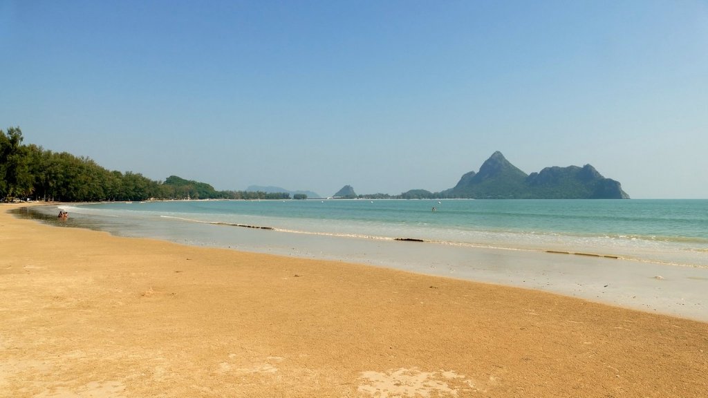 Ruhiger schöner Strand Ao Manau Koordinaten 11°46'0" N 99°49'0" E oder 11.7667 99.8167