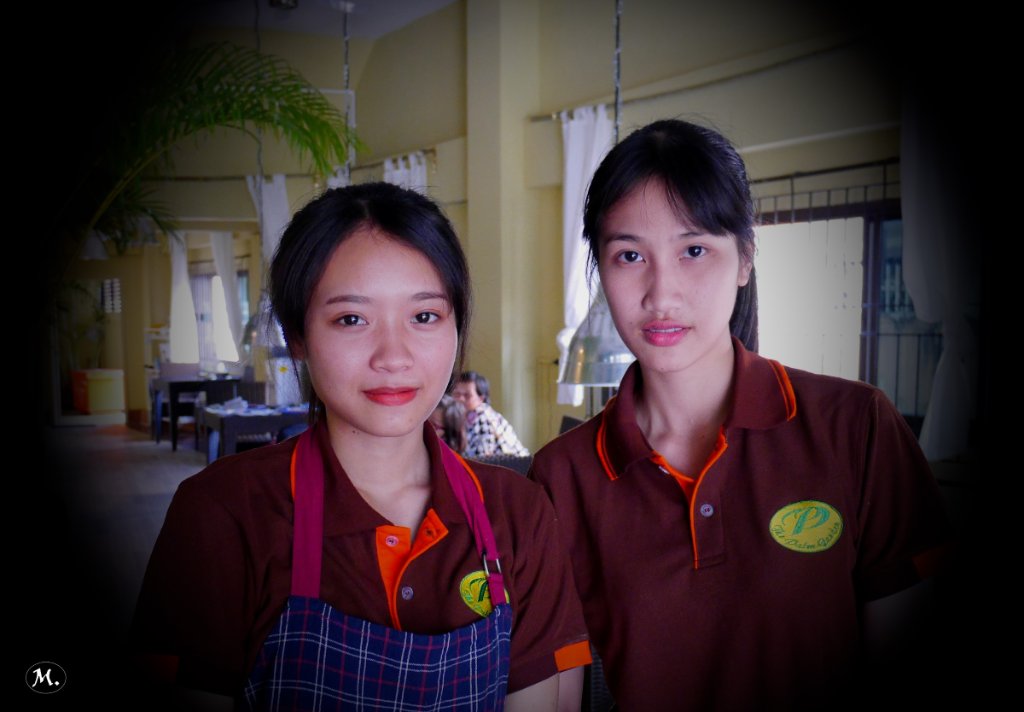 Palm Garden Kellnerinnen 2.JPG