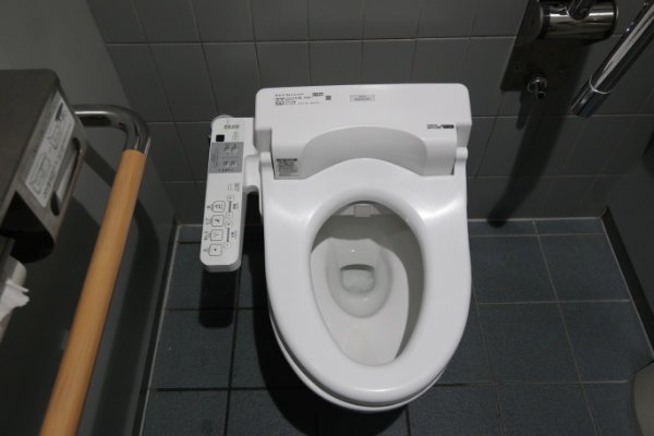 Bild aus einer öffentlichen Toilette am Flughafen