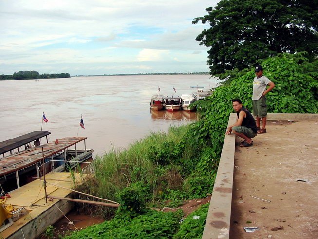 Knieend der Schwager meiner verstorbenen Tochter, stehend unser damaliger Fahrer.