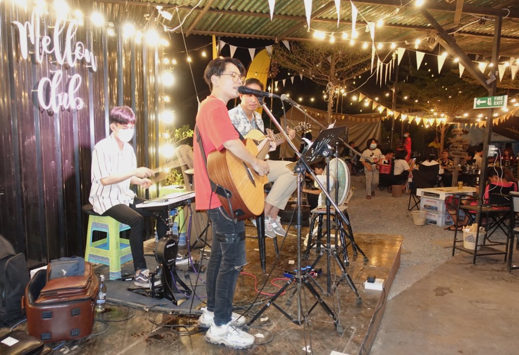 Mellow Club Band 2.JPG