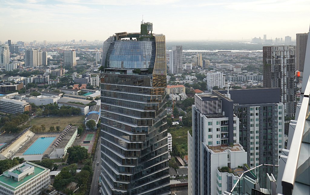 2c Blick zur Tuchita Rooftop Bar auf dem T-One Tower Sukhumvit Soi 40.jpg