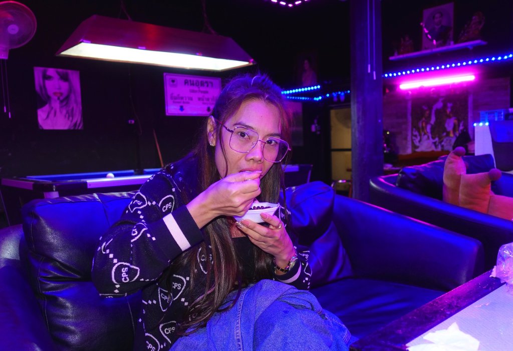 Hug Bar 1.JPG