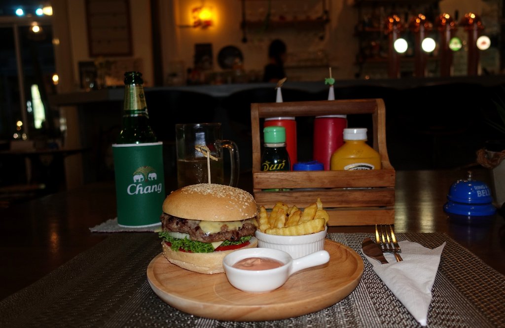 305 Burger.JPG
