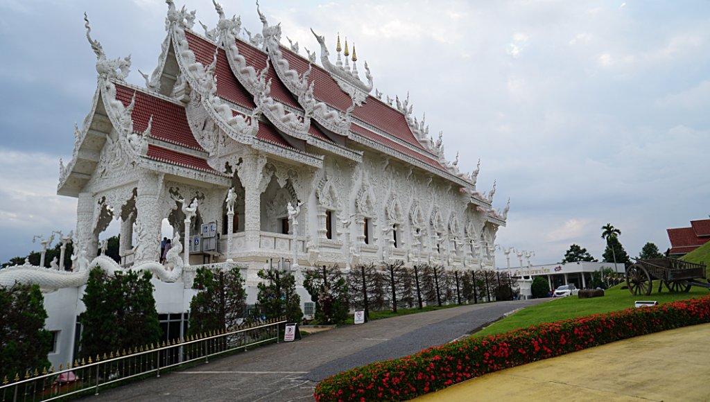 1 (3) Zwischen der riesigen Statue von Kuan Im und dem Phop Chok Dhamma Chedi befindet sich der weisse Viharn im thailändischen Stil..JPG