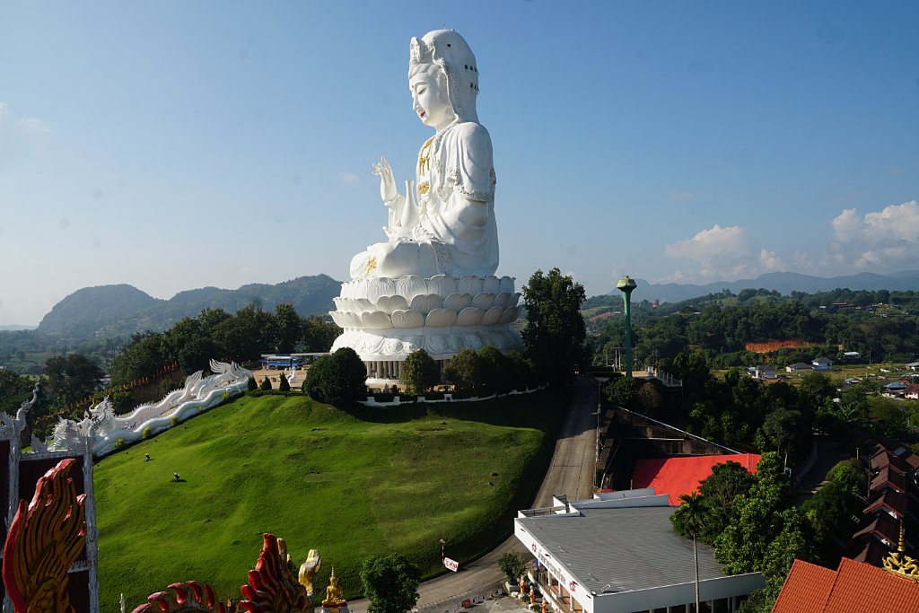2 Ausblick von der obersten Etage des Phop Chok Dhamma Chedi..JPG