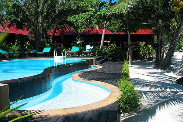 Der Pool mit herrlicher Sicht auf den Stand