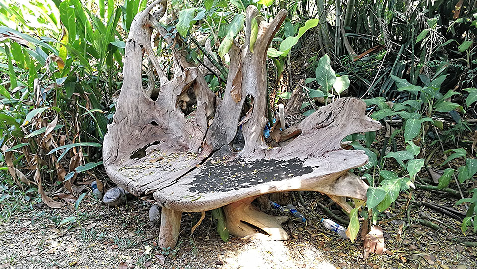 Sitz-Skulptur im Secret Garden